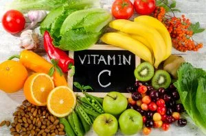 foods with vitamin c in them, including oranges, bananas, tomatoes, kiwi, and tomatoes